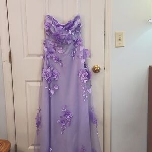 Lulu.Formal Gown in a beautiful shade of lavender, Size.Small, StraplessNWT